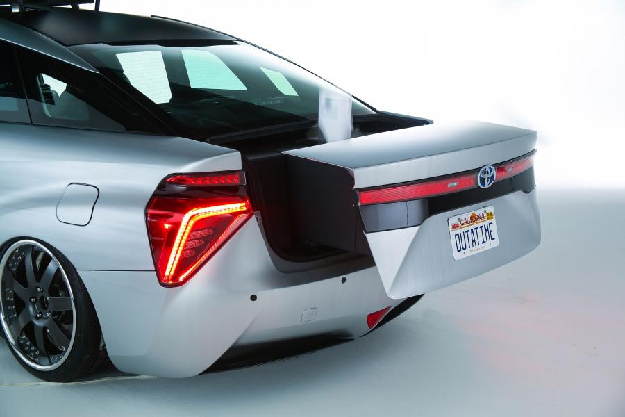  Toyota Mirai Back to the Future Concept 2015 года  (фото 12 из 19)